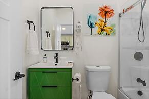 Stylish 4BR Haven Backyard and Fire Pit