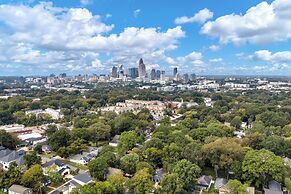 Stylish 4BR Haven Backyard and Fire Pit