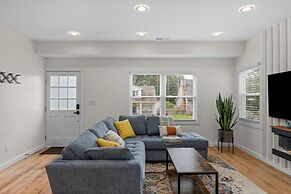 Stylish 4BR Haven Backyard and Fire Pit