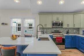 Stylish 4BR Haven Backyard and Fire Pit