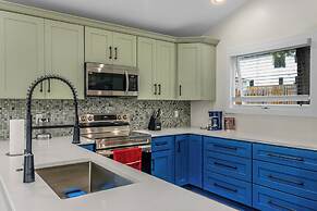 Stylish 4BR Haven Backyard and Fire Pit