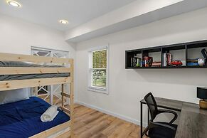 Stylish 4BR Haven Backyard and Fire Pit