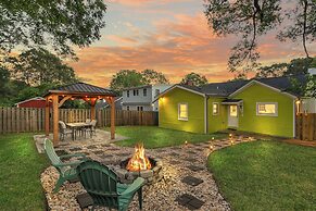 Stylish 4BR Haven Backyard and Fire Pit