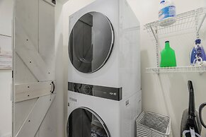 Stylish 4BR Haven Backyard and Fire Pit