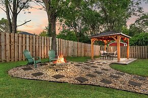 Stylish 4BR Haven Backyard and Fire Pit