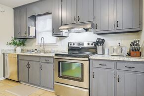 Pet-friendly Townhome in Raleigh w/ Deck!