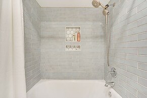 < 1 Mi to Seabrook Island Beach: Sunny Retreat!