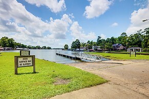 Lake Conroe Condo w/ Pool Access + Balcony!