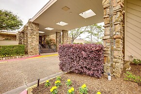 Lake Conroe Condo w/ Pool Access + Balcony!