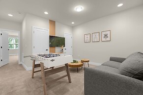Upstay - Townhouse With Private Pool and Foosball