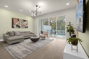 Upstay - Townhouse With Private Pool and Foosball