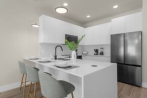 Upstay - Townhouse With Private Pool and Foosball