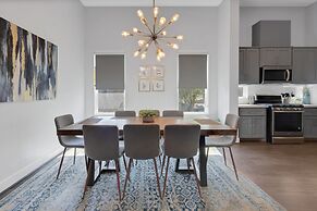 Sophisticated Urban Retreat With Skyline Views 3 Bedroom Home