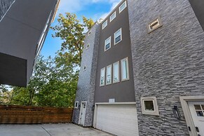 Sophisticated Urban Retreat With Skyline Views 3 Bedroom Home