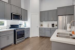 Sophisticated Urban Retreat With Skyline Views 3 Bedroom Home