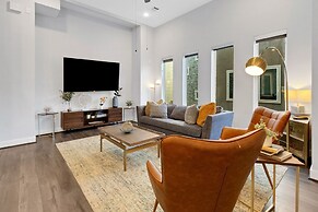 Sophisticated Urban Retreat With Skyline Views 3 Bedroom Home