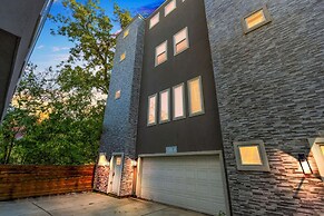 Sophisticated Urban Retreat With Skyline Views 3 Bedroom Home
