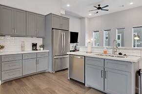 Sophisticated Urban Retreat With Skyline Views 3 Bedroom Home