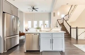 Sophisticated Urban Retreat With Skyline Views 3 Bedroom Home