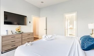 Sophisticated Urban Retreat With Skyline Views 3 Bedroom Home