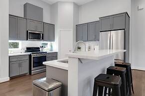 Sophisticated Urban Retreat With Skyline Views 3 Bedroom Home