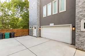 Sophisticated Urban Retreat With Skyline Views 3 Bedroom Home