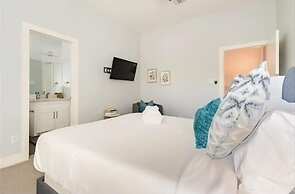 Sophisticated Urban Retreat With Skyline Views 3 Bedroom Home