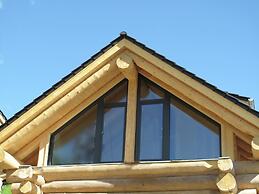 Cosy, Modern Canadian Wooden Chalet