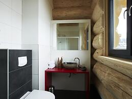 Cosy, Modern Canadian Wooden Chalet