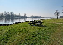 Apartment Near Sneekermeer With Marina Access