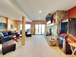 Magnificent Mountain Lodge by Taylor Made Deep Creek