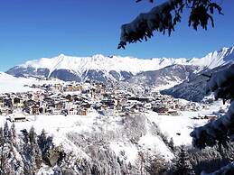 Cosy, Modern Canadian Wooden Chalet