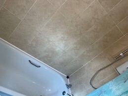 Sleeps6-wifi-parking-ideal for Tradesmen-garden