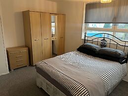 Sleeps6-wifi-parking-ideal for Tradesmen-garden