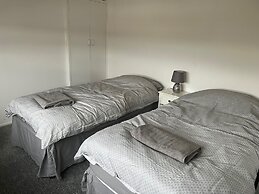 Sleeps6-wifi-parking-ideal for Tradesmen-garden