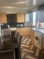 Sleeps6-wifi-parking-ideal for Tradesmen-garden