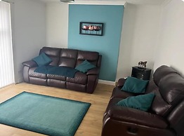 Sleeps6-wifi-parking-ideal for Tradesmen-garden