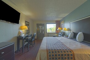 Regency Inn & Suites By OYO Bay City TX