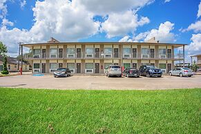 Regency Inn & Suites By OYO Bay City TX