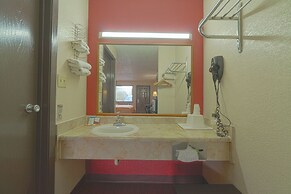 Regency Inn & Suites By OYO Bay City TX