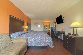 Regency Inn & Suites By OYO Bay City TX
