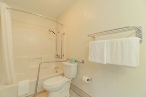 Regency Inn & Suites By OYO Bay City TX
