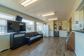Regency Inn & Suites By OYO Bay City TX