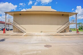 Regency Inn & Suites By OYO Bay City TX