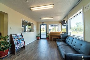 Regency Inn & Suites By OYO Bay City TX