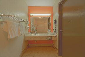 Regency Inn & Suites By OYO Bay City TX