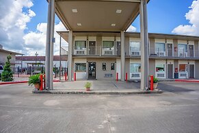Regency Inn & Suites By OYO Bay City TX
