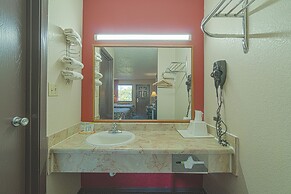 Regency Inn & Suites By OYO Bay City TX