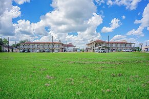 Regency Inn & Suites By OYO Bay City TX