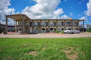 Regency Inn & Suites By OYO Bay City TX